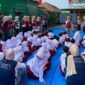 Kel 87 dan 88 KKN UIN RIL saat memberikan sosialisasi gemar menabung sekaligus literasi keuangan sejak dini. [eko]