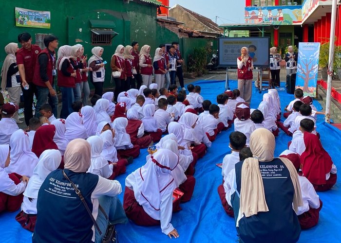 Kel 87 dan 88 KKN UIN RIL saat memberikan sosialisasi gemar menabung sekaligus literasi keuangan sejak dini. [eko]