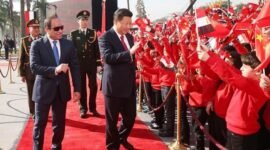 Presiden Tiongkok Xi Jinping menghadiri sebuah upacara penyambutan meriah sebelum pembicaraan dengan Presiden Mesir Abdel-Fattah al-Sisi di luar Istana Qubba di Kairo, Mesir (Xinhua)
