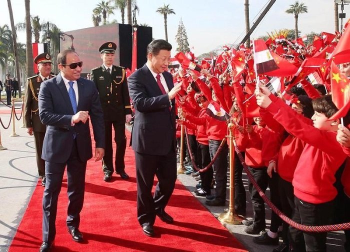 Presiden Tiongkok Xi Jinping menghadiri sebuah upacara penyambutan meriah sebelum pembicaraan dengan Presiden Mesir Abdel-Fattah al-Sisi di luar Istana Qubba di Kairo, Mesir (Xinhua)
