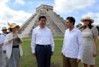 Presiden China Xi Jinping yang didampingi oleh presiden Meksiko saat itu, Enrique Pena Nieto, mengunjungi Chichen Itza, sebuah situs arkeologi peradaban Maya di Negara Bagian Yucatan, Meksiko, pada 6 Juni 2013. [Xinhua]