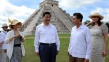 Presiden China Xi Jinping yang didampingi oleh presiden Meksiko saat itu, Enrique Pena Nieto, mengunjungi Chichen Itza, sebuah situs arkeologi peradaban Maya di Negara Bagian Yucatan, Meksiko, pada 6 Juni 2013. [Xinhua]