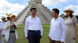 Presiden China Xi Jinping yang didampingi oleh presiden Meksiko saat itu, Enrique Pena Nieto, mengunjungi Chichen Itza, sebuah situs arkeologi peradaban Maya di Negara Bagian Yucatan, Meksiko, pada 6 Juni 2013. [Xinhua]