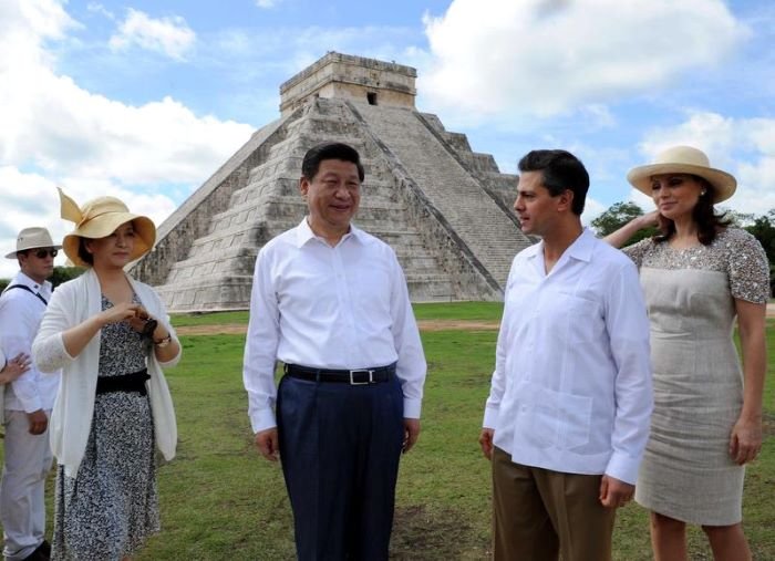 Presiden China Xi Jinping yang didampingi oleh presiden Meksiko saat itu, Enrique Pena Nieto, mengunjungi Chichen Itza, sebuah situs arkeologi peradaban Maya di Negara Bagian Yucatan, Meksiko, pada 6 Juni 2013. [Xinhua]
