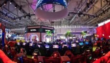 Para pengunjung memainkan gim Fortnite dalam ajang Gamescom 2026 di Cologne, Jerman, pada 26 Agustus 2026. (Xinhua)