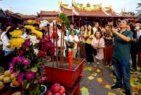 Sejumlah warga Tionghoa melakukan sembahyang saat perayaan Festival Hantu Lapar atau Zhong Yuan Jie di Vihara Gunung Timur, Medan, Provinsi Sumatra Utara, pada 27 Agustus 2026. (Xinhua)