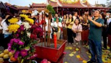 Sejumlah warga Tionghoa melakukan sembahyang saat perayaan Festival Hantu Lapar atau Zhong Yuan Jie di Vihara Gunung Timur, Medan, Provinsi Sumatra Utara, pada 27 Agustus 2026. (Xinhua)