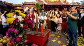 Sejumlah warga Tionghoa melakukan sembahyang saat perayaan Festival Hantu Lapar atau Zhong Yuan Jie di Vihara Gunung Timur, Medan, Provinsi Sumatra Utara, pada 27 Agustus 2026. (Xinhua)