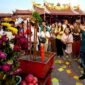 Sejumlah warga Tionghoa melakukan sembahyang saat perayaan Festival Hantu Lapar atau Zhong Yuan Jie di Vihara Gunung Timur, Medan, Provinsi Sumatra Utara, pada 27 Agustus 2026. (Xinhua)