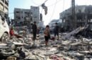 WARGA Palestina memeriksa puing-puing kehancuran usai serangan udara Israel di kamp pengungsi Al-Shati, sebelah barat Gaza City, pada 30 Juli 2026. (Xin)