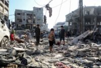 WARGA Palestina memeriksa puing-puing kehancuran usai serangan udara Israel di kamp pengungsi Al-Shati, sebelah barat Gaza City, pada 30 Juli 2026. (Xin)