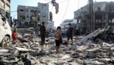 WARGA Palestina memeriksa puing-puing kehancuran usai serangan udara Israel di kamp pengungsi Al-Shati, sebelah barat Gaza City, pada 30 Juli 2026. (Xin)