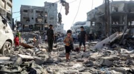 WARGA Palestina memeriksa puing-puing kehancuran usai serangan udara Israel di kamp pengungsi Al-Shati, sebelah barat Gaza City, pada 30 Juli 2026. (Xin)
