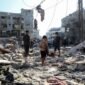 WARGA Palestina memeriksa puing-puing kehancuran usai serangan udara Israel di kamp pengungsi Al-Shati, sebelah barat Gaza City, pada 30 Juli 2026. (Xin)
