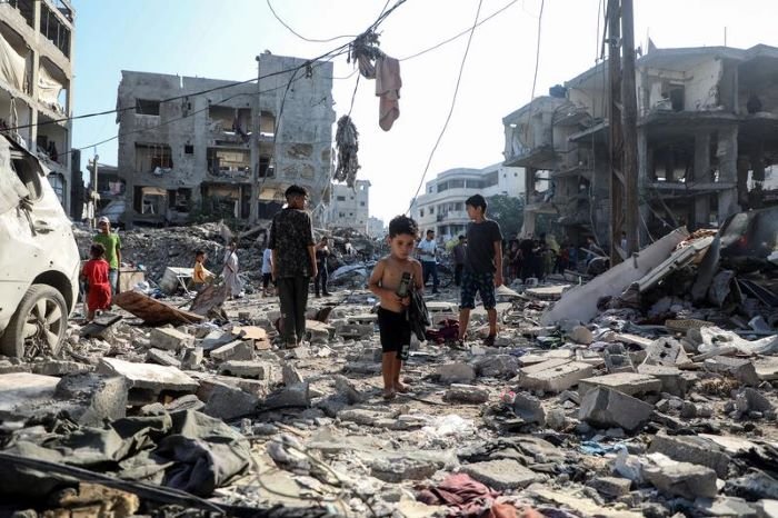 WARGA Palestina memeriksa puing-puing kehancuran usai serangan udara Israel di kamp pengungsi Al-Shati, sebelah barat Gaza City, pada 30 Juli 2026. (Xin)
