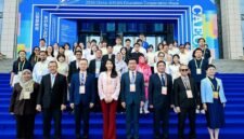 Badri Munir Sukoco (depan, kedua dari kiri), sekretaris jenderal Kementerian Pendidikan Tinggi, Sains, dan Teknologi Republik Indonesia (RI), dan para pejabat serta hadirin lainnya berfoto bersama dalam Pekan Kerja Sama Pendidikan China-ASEAN (China-ASEAN Education Cooperation Week) 2026 di Guiyang, ibu kota Provinsi Guizhou, China barat daya. (Xin)