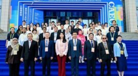 
Badri Munir Sukoco (depan, kedua dari kiri), sekretaris jenderal Kementerian Pendidikan Tinggi, Sains, dan Teknologi Republik Indonesia (RI), dan para pejabat serta hadirin lainnya berfoto bersama dalam Pekan Kerja Sama Pendidikan China-ASEAN (China-ASEAN Education Cooperation Week) 2026 di Guiyang, ibu kota Provinsi Guizhou, China barat daya. (Xin)