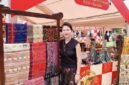 Poppy, warga asal Indonesia, mengenakan busana tradisional Indonesia sambil memperkenalkan tekstil tradisional Indonesia kepada konsumen Tiongkok di Shanghai, Tiongkok timur, pada 29 Agustus 2026. (Xinhua)