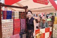 Poppy, warga asal Indonesia, mengenakan busana tradisional Indonesia sambil memperkenalkan tekstil tradisional Indonesia kepada konsumen Tiongkok di Shanghai, Tiongkok timur, pada 29 Agustus 2026. (Xinhua)
