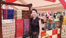 Poppy, warga asal Indonesia, mengenakan busana tradisional Indonesia sambil memperkenalkan tekstil tradisional Indonesia kepada konsumen Tiongkok di Shanghai, Tiongkok timur, pada 29 Agustus 2026. (Xinhua)