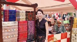 Poppy, warga asal Indonesia, mengenakan busana tradisional Indonesia sambil memperkenalkan tekstil tradisional Indonesia kepada konsumen Tiongkok di Shanghai, Tiongkok timur, pada 29 Agustus 2026. (Xinhua)