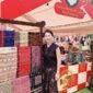 Poppy, warga asal Indonesia, mengenakan busana tradisional Indonesia sambil memperkenalkan tekstil tradisional Indonesia kepada konsumen Tiongkok di Shanghai, Tiongkok timur, pada 29 Agustus 2026. (Xinhua)