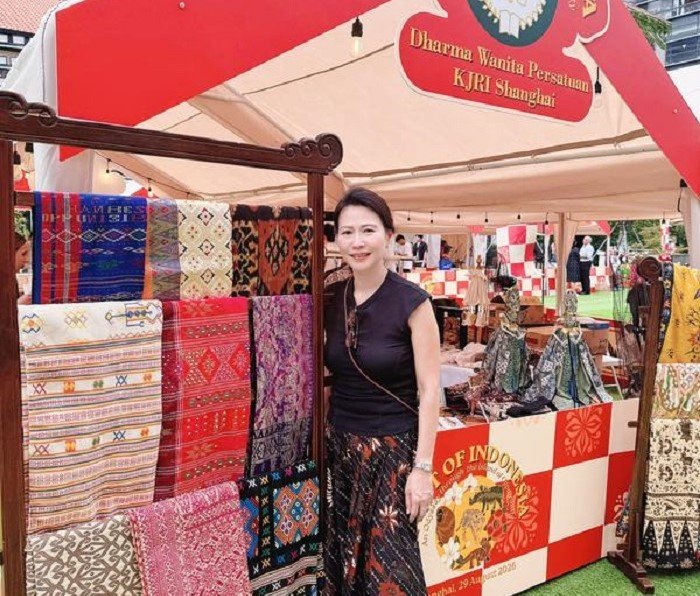 Poppy, warga asal Indonesia, mengenakan busana tradisional Indonesia sambil memperkenalkan tekstil tradisional Indonesia kepada konsumen Tiongkok di Shanghai, Tiongkok timur, pada 29 Agustus 2026. (Xinhua)