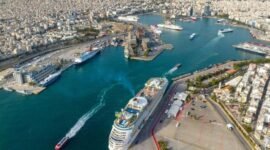 Foto dokumentasi dari udara yang diabadikan pada 26 Juli 2023 ini memperlihatkan pemandangan Pelabuhan Piraeus di Yunani. (Xin)