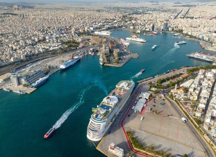Foto dokumentasi dari udara yang diabadikan pada 26 Juli 2023 ini memperlihatkan pemandangan Pelabuhan Piraeus di Yunani. (Xin)