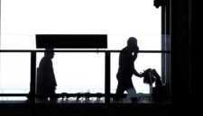 Sejumlah penumpang berjalan di Bandar Udara Heathrow di London, Inggris (Xinhua)