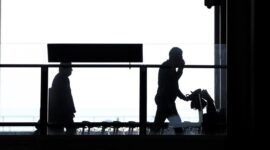 
Sejumlah penumpang berjalan di Bandar Udara Heathrow di London, Inggris (Xinhua)