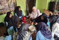 Dosen Unila Saat Memberikan Pelatihan Pembuatan Dodol