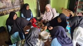 Dosen Unila Saat Memberikan Pelatihan Pembuatan Dodol