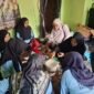 Dosen Unila Saat Memberikan Pelatihan Pembuatan Dodol