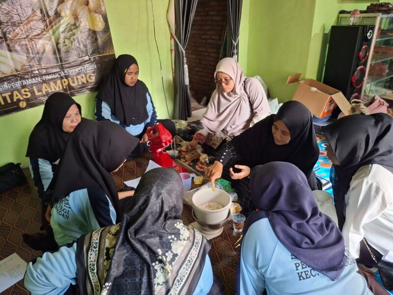 Dosen Unila Saat Memberikan Pelatihan Pembuatan Dodol