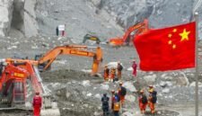 Foto dari udara yang diabadikan menggunakan drone pada 6 September 2026 ini menunjukkan tim penyelamat bekerja di kawasan inti Pelabuhan Gyirong yang dilanda tanah longsor di Daerah Otonom Xizang, Tiongkok barat daya. (Xinhua)