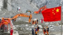 
Foto dari udara yang diabadikan menggunakan drone pada 6 September 2026 ini menunjukkan tim penyelamat bekerja di kawasan inti Pelabuhan Gyirong yang dilanda tanah longsor di Daerah Otonom Xizang, Tiongkok barat daya. (Xinhua)
