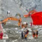 Foto dari udara yang diabadikan menggunakan drone pada 6 September 2026 ini menunjukkan tim penyelamat bekerja di kawasan inti Pelabuhan Gyirong yang dilanda tanah longsor di Daerah Otonom Xizang, Tiongkok barat daya. (Xinhua)