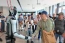 Foto yang diabadikan pada 7 Agustus 2026 ini menunjukkan seorang dosen kejuruan asal Indonesia berjabat tangan dengan sebuah robot humanoid saat berkunjung ke sebuah perusahaan AI berwujud yang terletak di Kota Liuzhou, Daerah Otonom Etnis Zhuang Guangxi, Tiongkok selatan. (Xinhua)