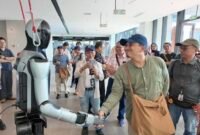 
Foto yang diabadikan pada 7 Agustus 2026 ini menunjukkan seorang dosen kejuruan asal Indonesia berjabat tangan dengan sebuah robot humanoid saat berkunjung ke sebuah perusahaan AI berwujud yang terletak di Kota Liuzhou, Daerah Otonom Etnis Zhuang Guangxi, Tiongkok selatan. (Xinhua)