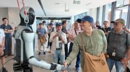
Foto yang diabadikan pada 7 Agustus 2026 ini menunjukkan seorang dosen kejuruan asal Indonesia berjabat tangan dengan sebuah robot humanoid saat berkunjung ke sebuah perusahaan AI berwujud yang terletak di Kota Liuzhou, Daerah Otonom Etnis Zhuang Guangxi, Tiongkok selatan. (Xinhua)