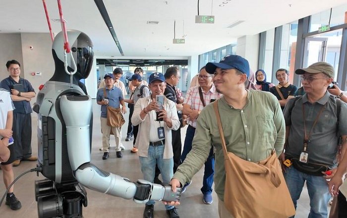 
Foto yang diabadikan pada 7 Agustus 2026 ini menunjukkan seorang dosen kejuruan asal Indonesia berjabat tangan dengan sebuah robot humanoid saat berkunjung ke sebuah perusahaan AI berwujud yang terletak di Kota Liuzhou, Daerah Otonom Etnis Zhuang Guangxi, Tiongkok selatan. (Xinhua)