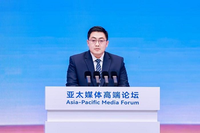 Virgandhi Prayudantoro, direktur pemberitaan Kantor Berita ANTARA, menyampaikan pidatonya pada Forum Media Asia-Pasifik yang digelar di Kota Shenzhen, Provinsi Guangdong, Tiongkok selatan. (Xinhua)