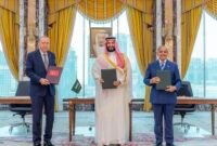 Putra Mahkota sekaligus Perdana Menteri Arab Saudi Mohammed bin Salman bin Abdulaziz Al Saud (tengah), Presiden Turkiye Recep Tayyip Erdogan (kiri), dan Perdana Menteri Pakistan Muhammad Shehbaz Sharif berfoto bersama setelah penandatanganan Perjanjian Pertahanan Bersama Makkah di Makkah, Arab Saudi, pada 7 Agustus 2026. (Xinhua)