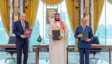
Putra Mahkota sekaligus Perdana Menteri Arab Saudi Mohammed bin Salman bin Abdulaziz Al Saud (tengah), Presiden Turkiye Recep Tayyip Erdogan (kiri), dan Perdana Menteri Pakistan Muhammad Shehbaz Sharif berfoto bersama setelah penandatanganan Perjanjian Pertahanan Bersama Makkah di Makkah, Arab Saudi, pada 7 Agustus 2026. (Xinhua)