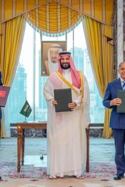 Putra Mahkota Saudi dan PM Pakistan Bahas Deeskalasi Regional