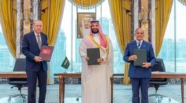 
Putra Mahkota sekaligus Perdana Menteri Arab Saudi Mohammed bin Salman bin Abdulaziz Al Saud (tengah), Presiden Turkiye Recep Tayyip Erdogan (kiri), dan Perdana Menteri Pakistan Muhammad Shehbaz Sharif berfoto bersama setelah penandatanganan Perjanjian Pertahanan Bersama Makkah di Makkah, Arab Saudi, pada 7 Agustus 2026. (Xinhua)