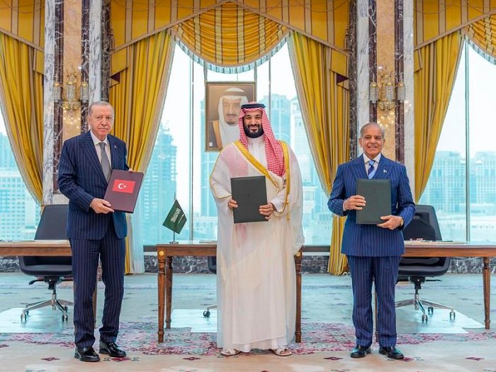 Putra Mahkota sekaligus Perdana Menteri Arab Saudi Mohammed bin Salman bin Abdulaziz Al Saud (tengah), Presiden Turkiye Recep Tayyip Erdogan (kiri), dan Perdana Menteri Pakistan Muhammad Shehbaz Sharif berfoto bersama setelah penandatanganan Perjanjian Pertahanan Bersama Makkah di Makkah, Arab Saudi, pada 7 Agustus 2026. (Xinhua)