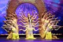 Para seniman tampil dalam sebuah pertunjukan budaya untuk memperingati 35 tahun hubungan diplomatik antara Tiongkok dan Brunei di Bandar Seri Begawan, Brunei, pada 18 September 2026. (Xinhua)