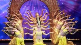 Para seniman tampil dalam sebuah pertunjukan budaya untuk memperingati 35 tahun hubungan diplomatik antara Tiongkok dan Brunei di Bandar Seri Begawan, Brunei, pada 18 September 2026. (Xinhua)